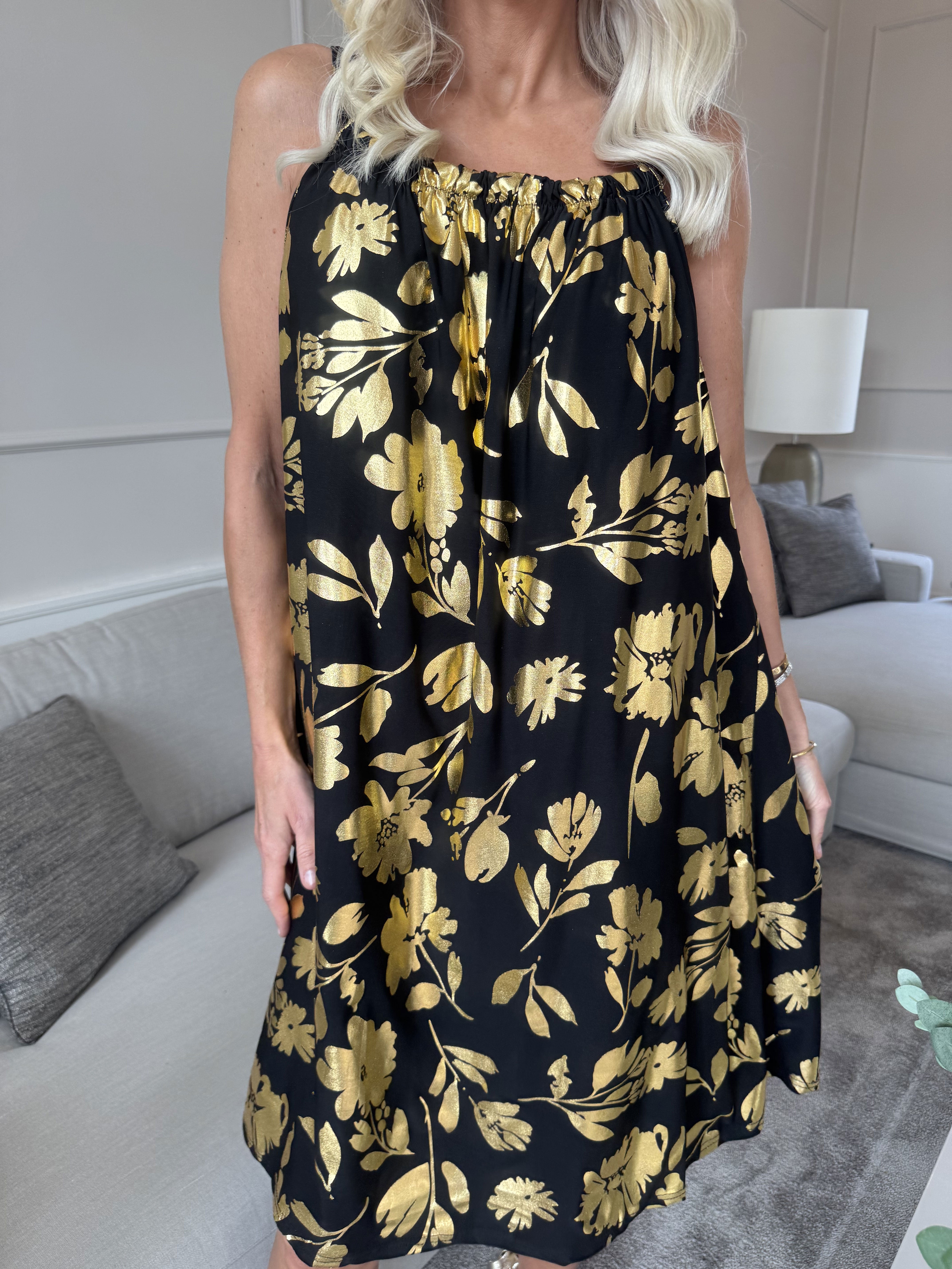 SunLove Gold Flower - Elastisk stropkjole med store guldblade